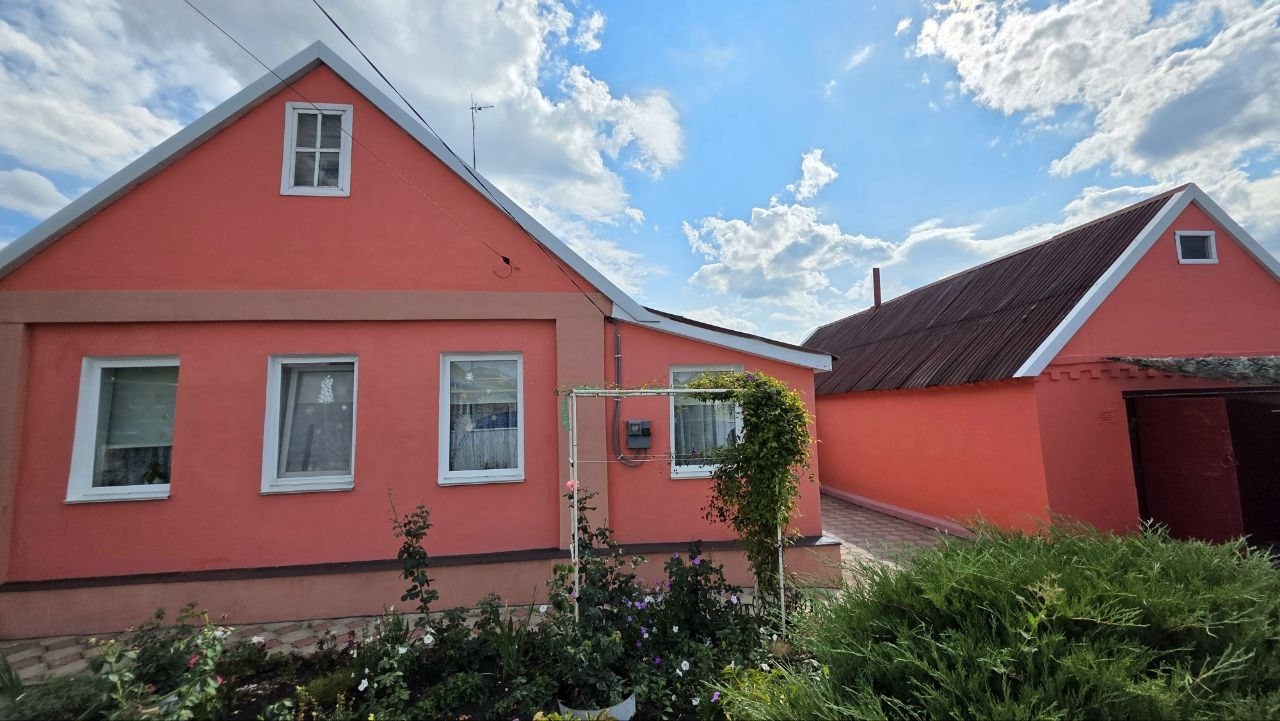 В продаже отличный Дом в Червонопартизанске р-н 63, ул. Матросова. Дом газифицирован🔥
Есть скважина 💦, вода заведена, горячая, холодная. Площадь =103,...