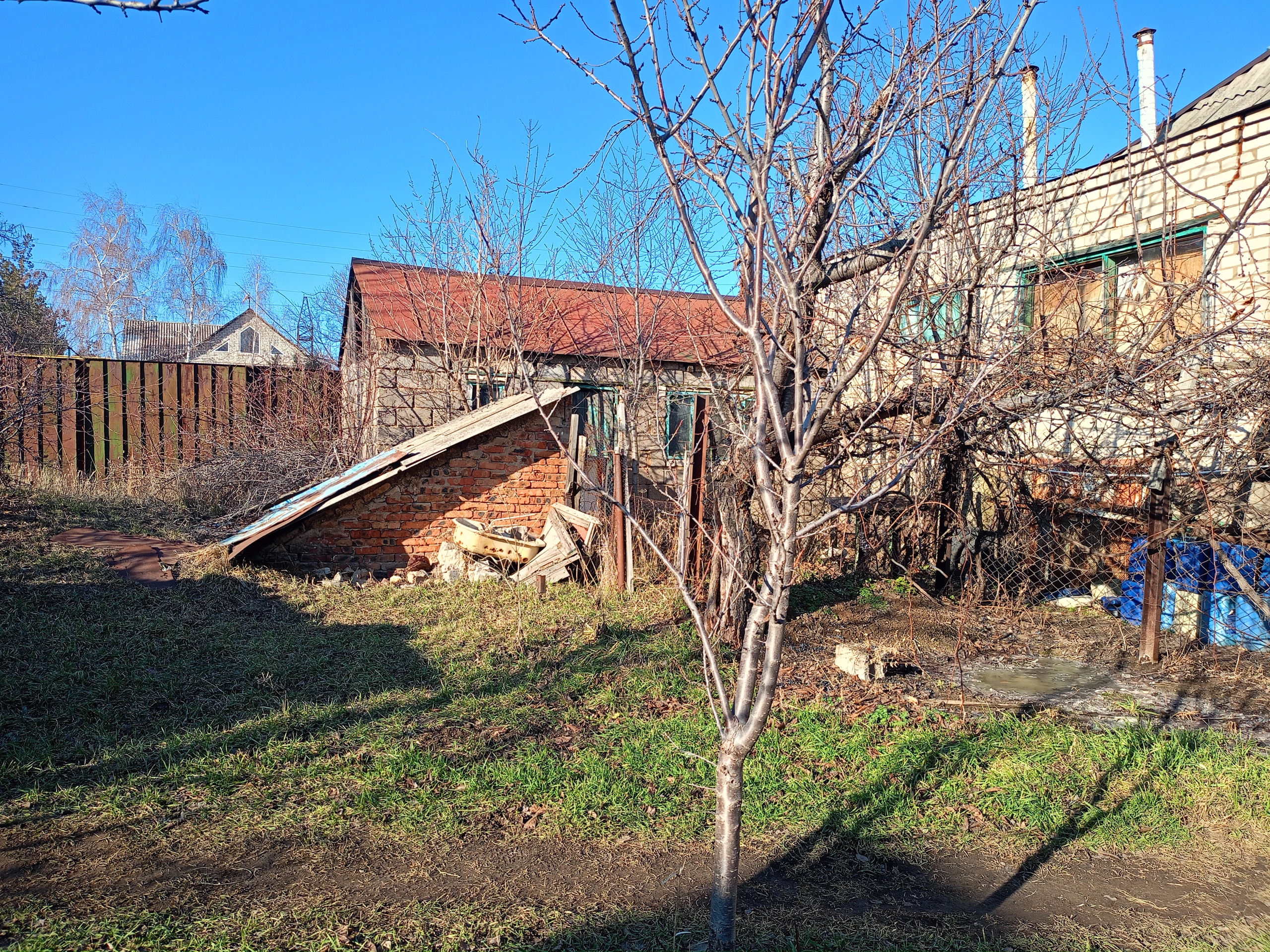 Продаётся дом г Луганск в БОЛЬШОЙ ВЕРГУНКЕ (2-й проезд Менжинского) в Жовтневом районе. Общая площадь дома составляет 96 кв. м. Дом построен из кирпича и включает в себя пять жилых комнат, гостиную и просторную кухню. В доме есть все необходимые коммуникации: электричество, газ, вода,котел, санузел совмещен. ...