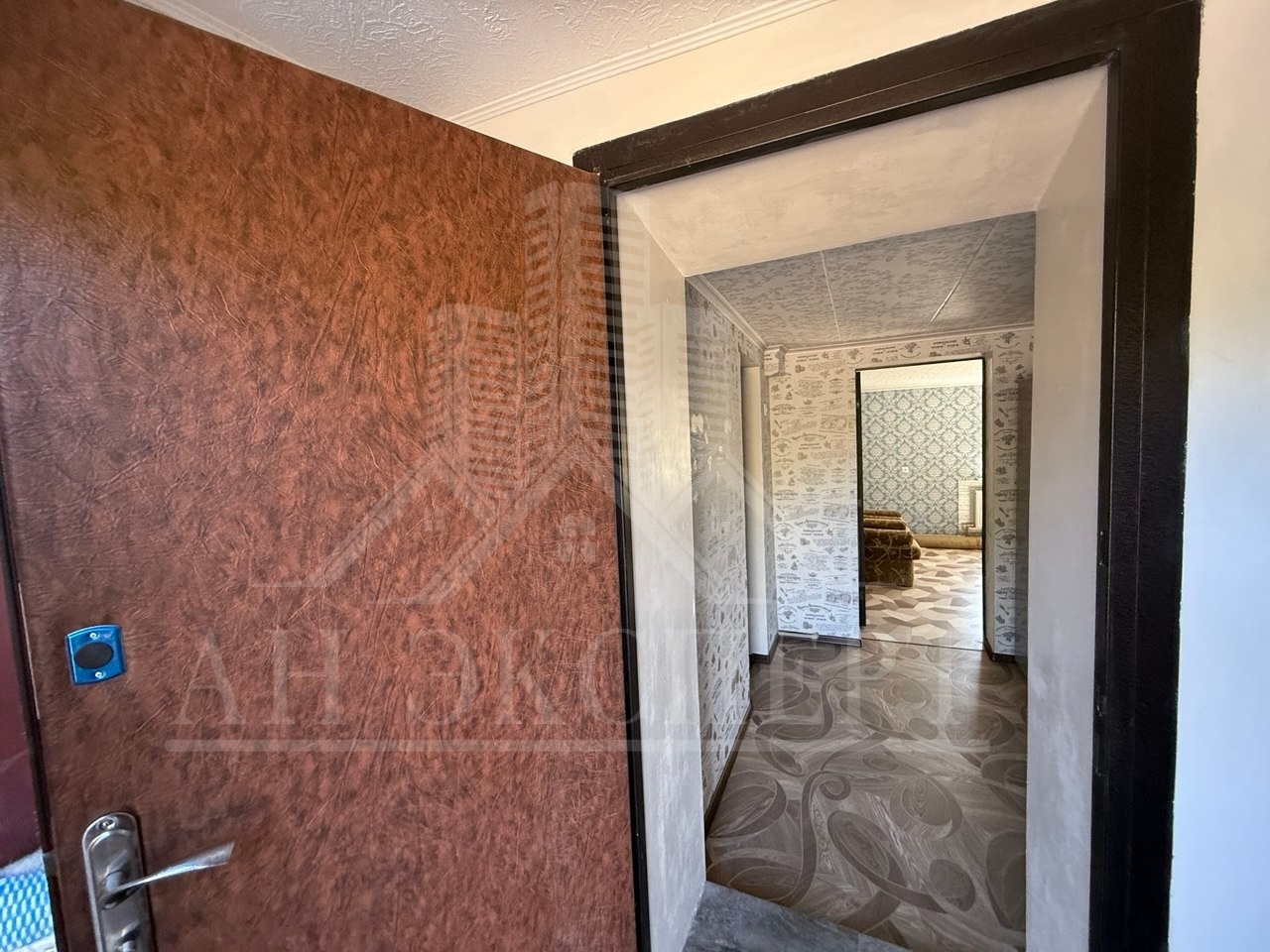 🔑 ПРОДАМ 2х этажный 3х КОМНАТНЫЙ ДОМ🔑 📍 Расположение: г. Стаханов, ул. Ньютона(р-н Чутино)🏘 ✅ 📏Площадь дома -73.5м²📐 📏Земельный участок - 8 соток 📐 ✍ ОПИСАНИЕ: 🔹Продаётся просторный дом с отличной планировкой в г. Стаханов 🍃 🔹Дом находится в спальном районе ☀️ 🔹2 входа во двор🛠️ 🔹Заезд имеется🚘 🔹Гараж 🅿️ 🔹Вых...