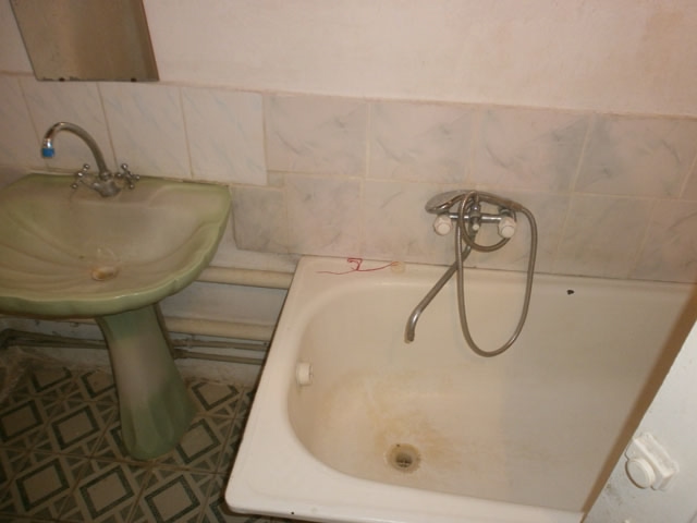 Дом 67м2 ул. Интернациональная, Жовтневый рн, г. Луганск Продам дом 67м2 по ул. Интернациональная (р-н Храма) Жовтневый рн Луганск. Земельный участок 5 соток с воротами и заездом для автомобиля. Дом мергель обложен кирпичом 2 жилых комнаты и большая кухня, отопление - напольный экономичный котел. Горячая вода...