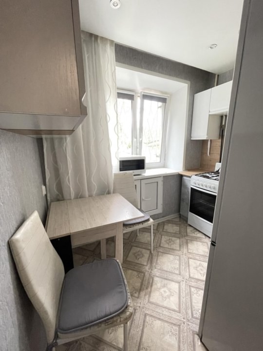 🏠Сдается 2-комнатная квартира . С хорошим , светлым ремонтом . Полностью со всей необходимой мебелью и техникой . Из техники : стиральная машинка , микроволновка , холодильник . 📍 Район : Жовтневый , Городок ОР 38 т. + залог + коммунальные платежи + услуги ан . Звонить по номеру : +79595881807🏠Сдается 2-комна...