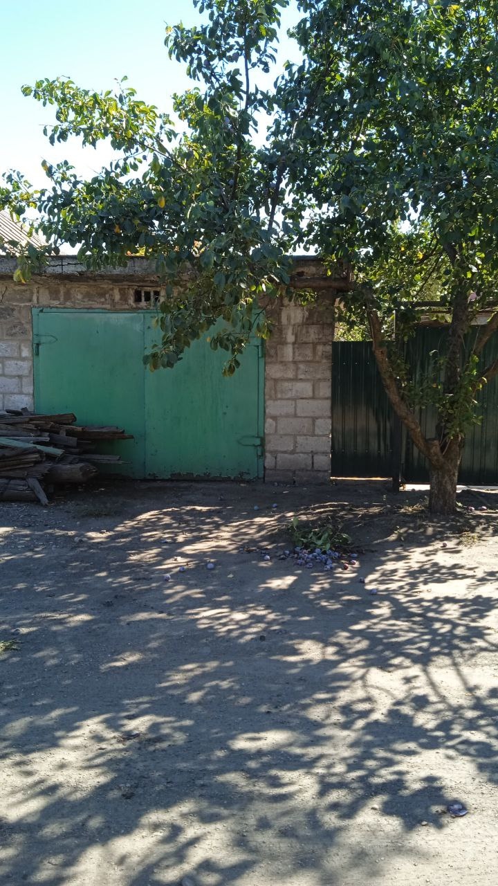 Продается дом,ул.никопольская,на против горняцкого, добротный, утеплён, оп-67, гараж,пл.окна,лет.кухня(пл.окна),с.у.в доме,6сот, документы готовы к продаже, 3млн.торг,+79595029098