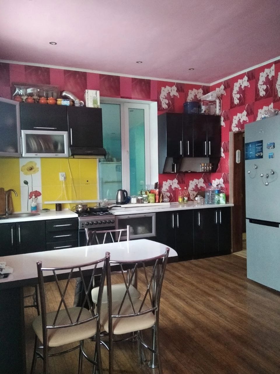 Продажа дома,состоящего из нескольких квартир (116кв.м) в городе Брянка с отличным свежим ремонтом (по ул. Фучика)🗝️ 🔵Состояние заходи и живи! 🔵Пластиковые окна 🔵 автономное отопление,по всему дому теплый пол 🔵2 кондиционера. 🔵Крыша в отличном состоянии. 🔵Просторные изолированные комнаты. 🔵В доме 2 просторны...