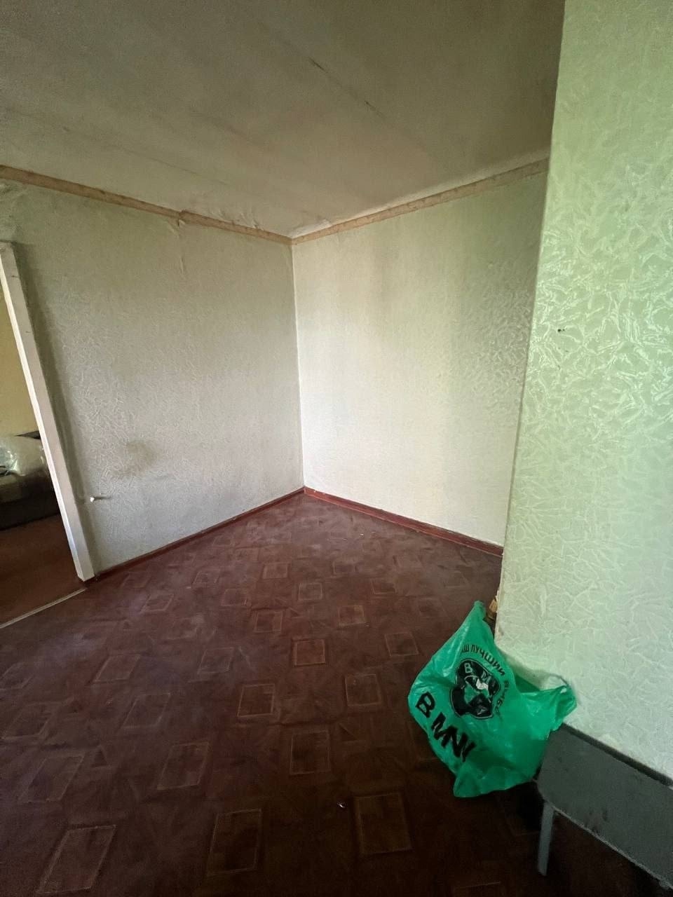 Продам 2к квартиру ул. Звейнека, р-н Таксопарка 2/5 этаж ✅ Общая площадь - 43 м2. Две комнаты, одна проходная 15.8, вторая изолированная 10м2 + кладовая. Кухня - 5.7м2. ✅ Санузел совмещен, в плитке. Подогрев воды - газовая колонка. Отопление центральное. Не угловая. Квартира под ремонт ✅ Рядом центр города, м...