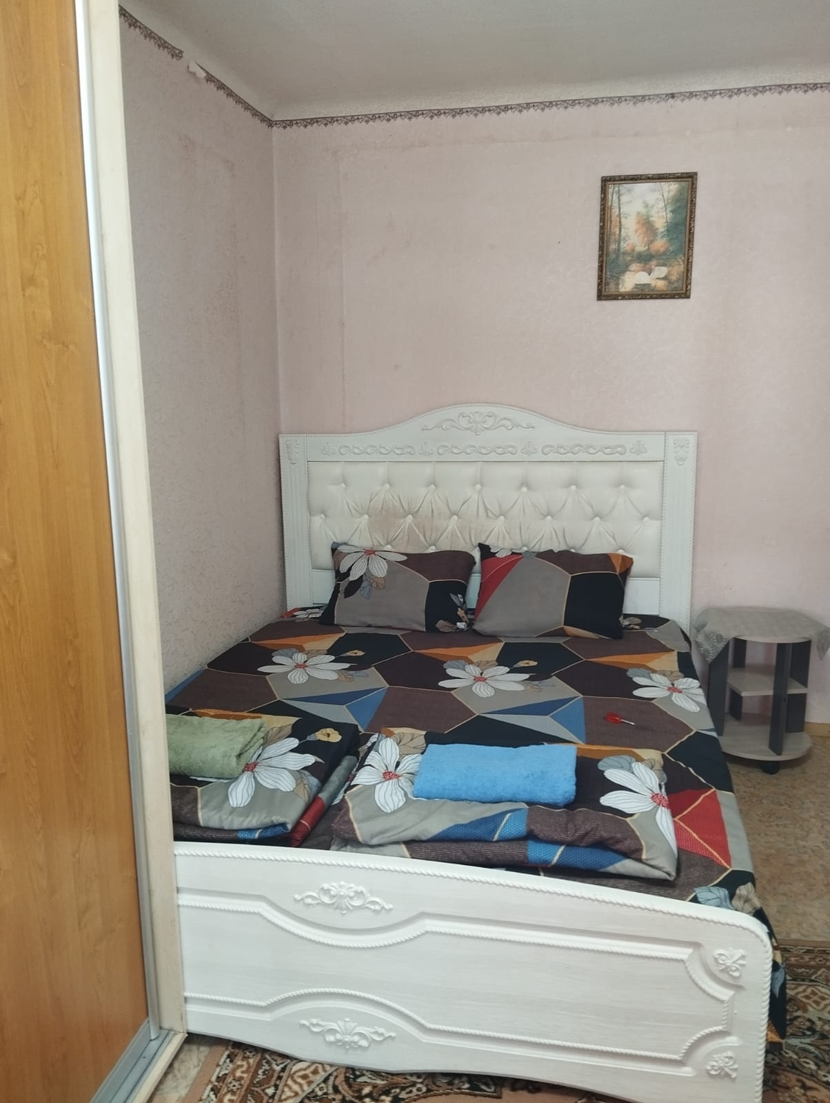Сдам ПОСУТОЧНО однокомнатную квартиру от хозяина. Территориально улица Калугина дом 11. До центра 5 минут. Рядом рынок, магазины, кафе, супермаркет. В квартире есть вай-фай, телевизор, стиральная машина, холодильник, посуда, постельное белье, полотенца и т.д. Спальные места двухспальая и полуторная кровать. Т...