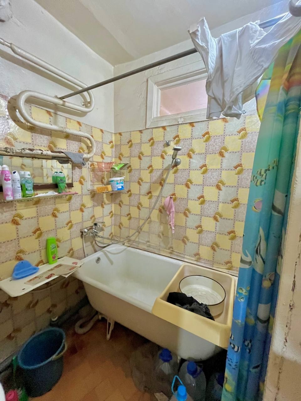 Продам 1-кк на ул. Кирова. 4 этаж 5-го дома. Общая площадь 31,6 м2. Дом кирпичный , очень теплый. Отопление стояки поменяны , есть газовая колонка. Счетчики на газ, свет и воду. Перепланировок нет . Квартира требует ремонта, но жить можно . Есть кладовая . Подъезд с ремонтом . Хорошие соседи. Отличное местора...