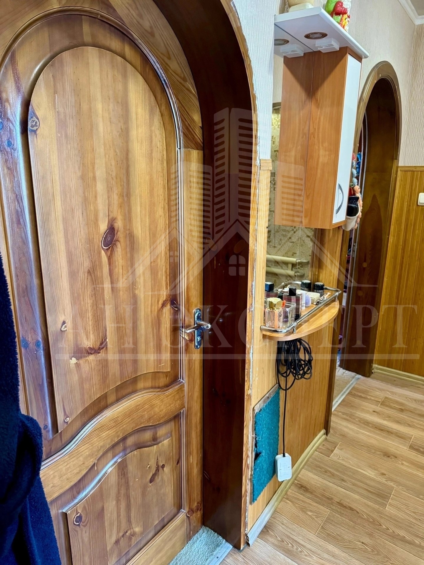 Продам 2-комнатную квартиру с двумя гаражами 📍 Адрес: г. Стаханов ул. Сажевая, д. 29 Этаж: 2/2. Крыша перекрыта, дом сухой и тёплый. Документы полностью готовы к сделке. Описание квартиры: Наружное утепление. Насосная станция и газовая колонка — всегда горячая вода. Индивидуальное отопление (одноконтурный кот...